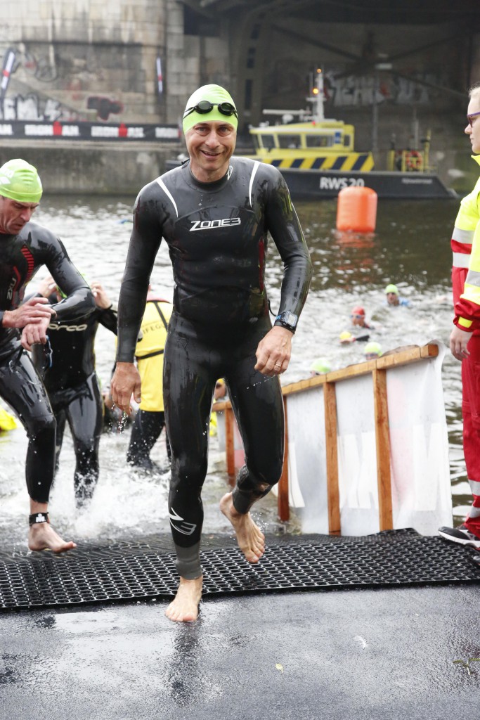 Ironman Maastricht efter simmningen. Upp ur vattnet efter 1:20:06